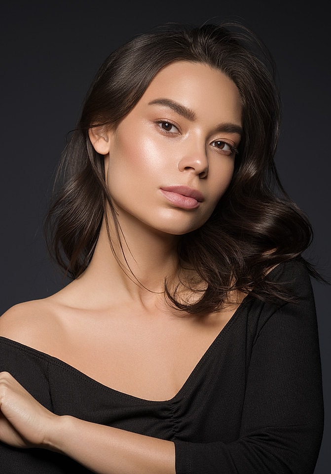 Duluth Sciton TRIBRID model long hair in black top.